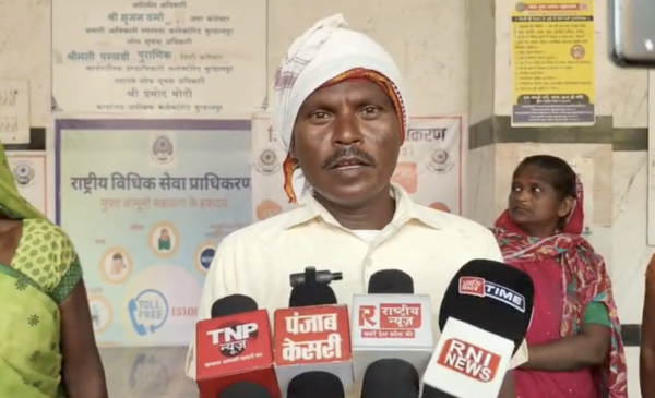 नागझिरी में फावड़ा-तगारी और आईना लेकर कलेक्टर कार्यालय पहुंचे ग्रामीण, राशन घोटाले के आरोप
